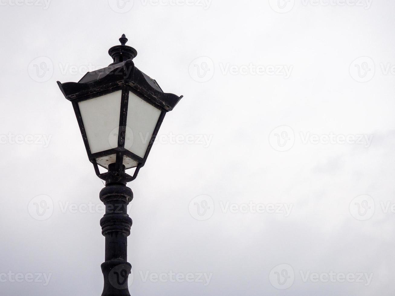 una hermosa farola sobre un fondo de cielo gris. foto