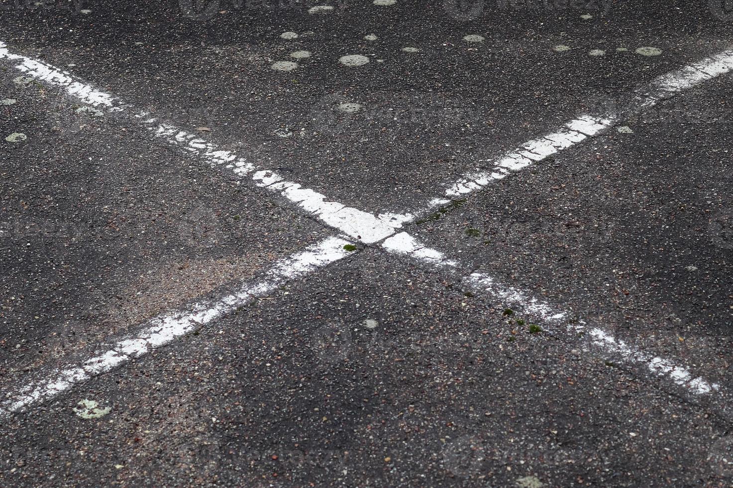 vista detallada de las superficies de asfalto de diferentes calles y caminos con grietas foto