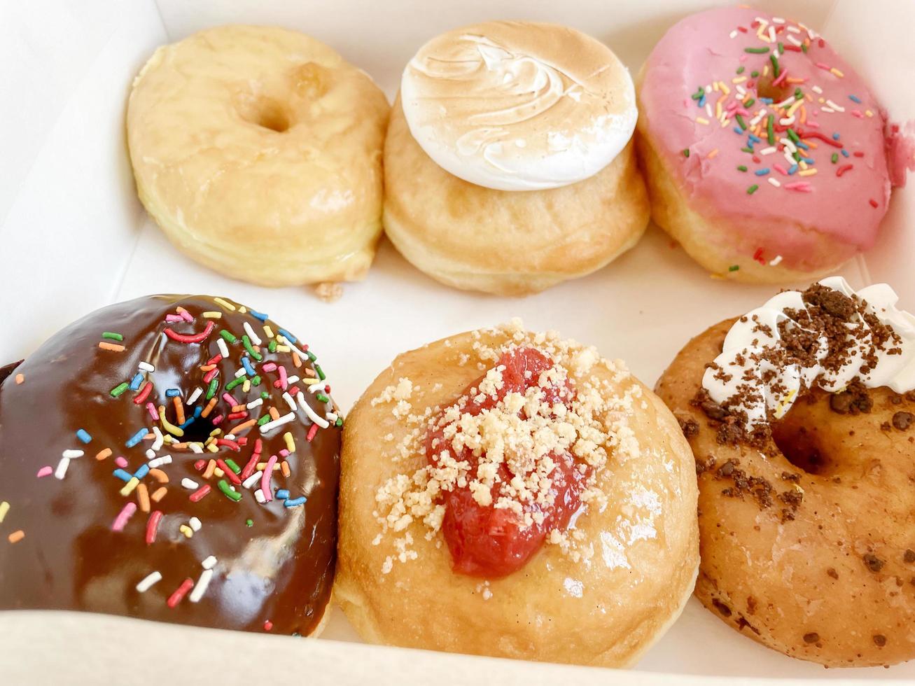 surtido de deliciosos donuts en una caja foto