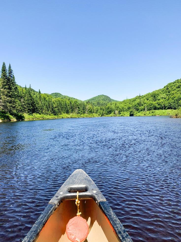 canoa en un río en un parque nacional foto