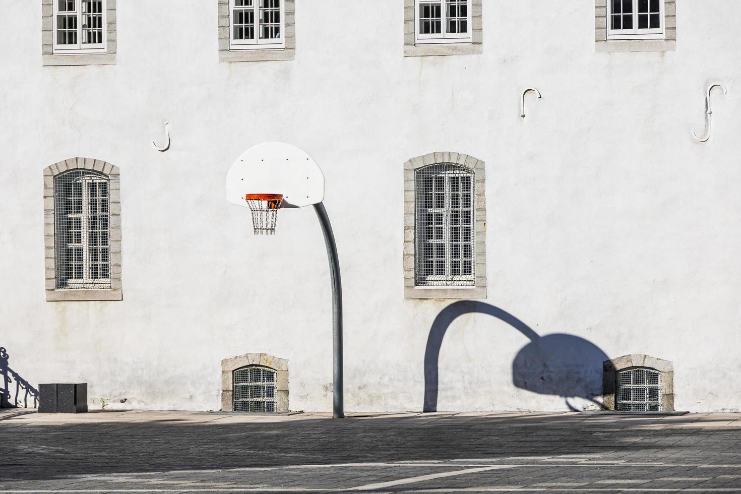 aro de baloncesto frente a una pared blanca con una sombra foto