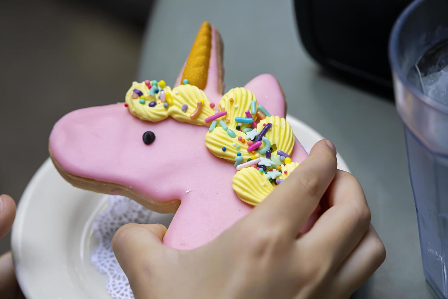 galleta de unicornio con chispas y glaseado en un restaurante foto