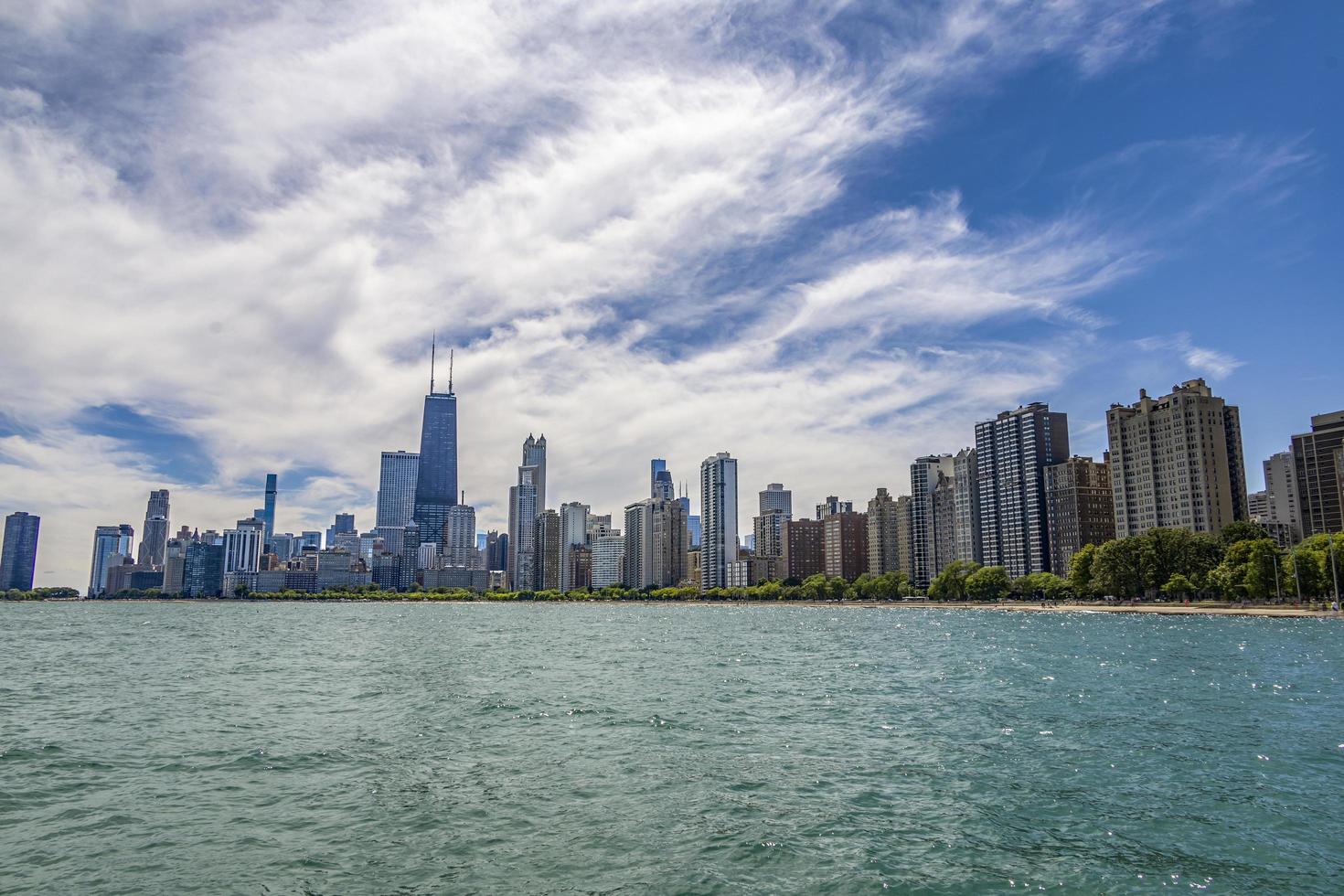 vista del horizonte de chicago a través del agua del lago michigan foto