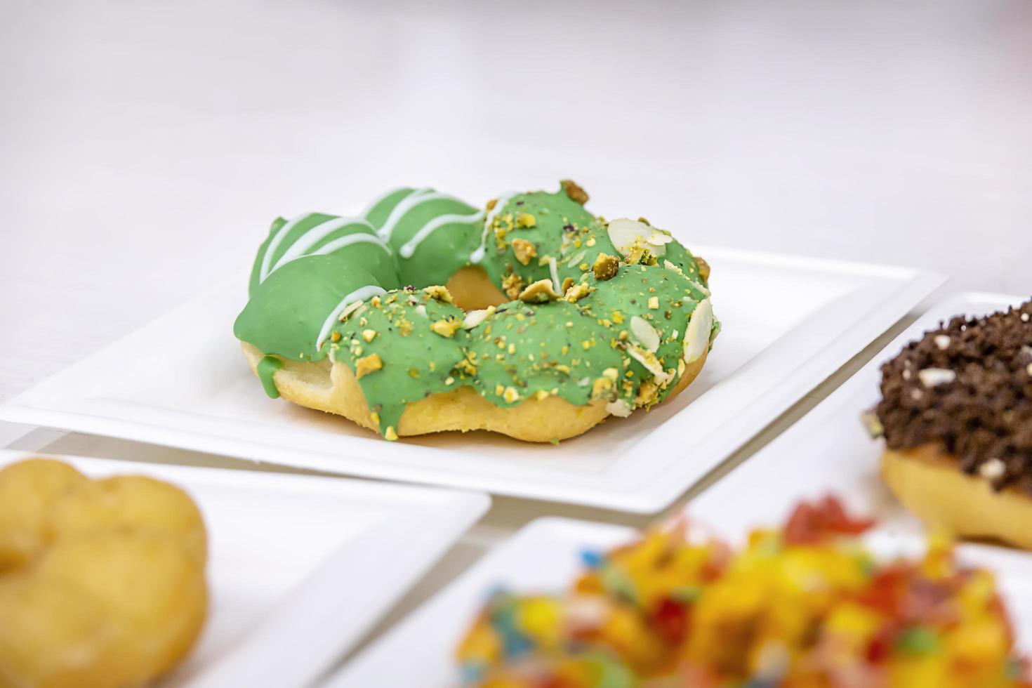 donut colorido estilo brioche en un plato en un restaurante foto