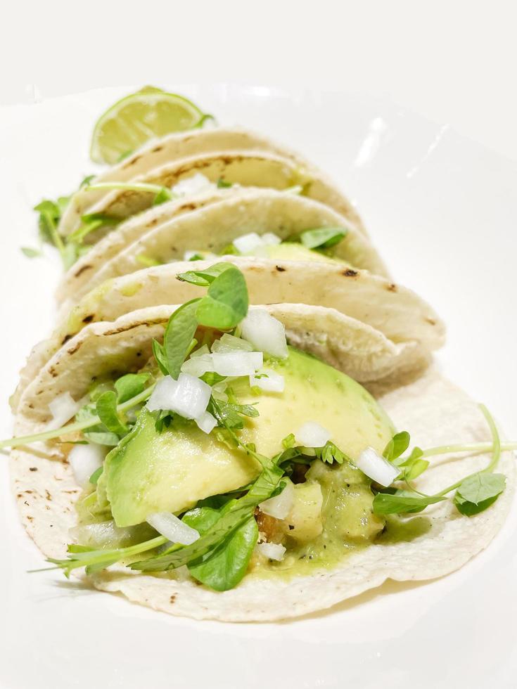 tacos de pescado con aguacate y cebolla foto