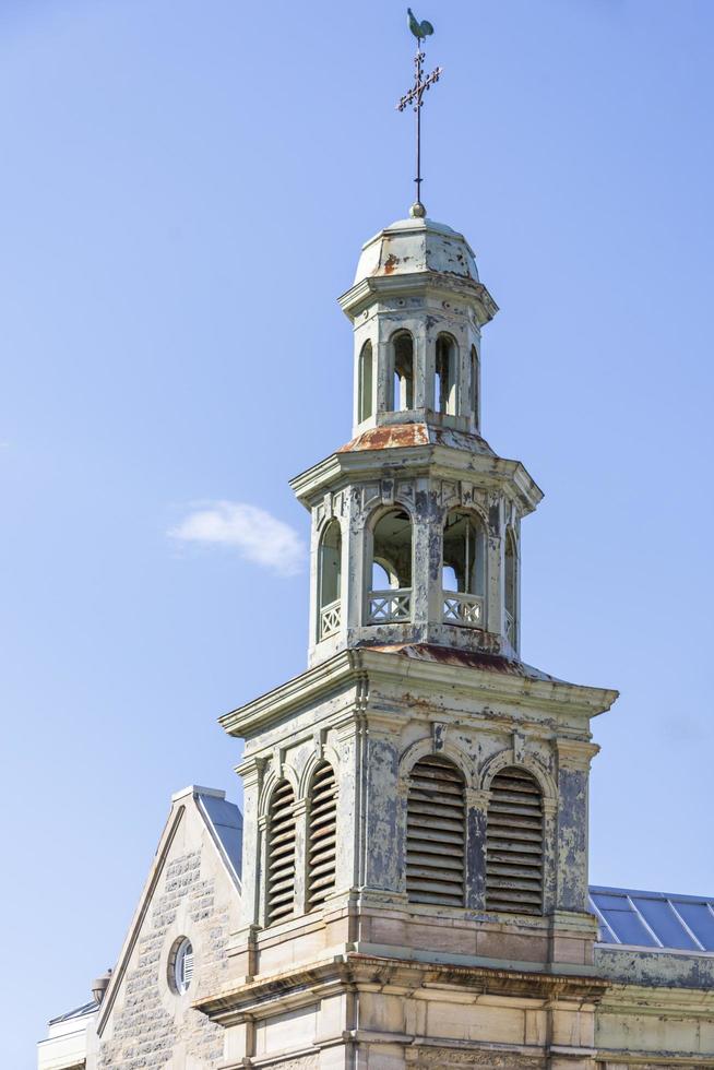 antiguo campanario de la iglesia con pintura desconchada foto