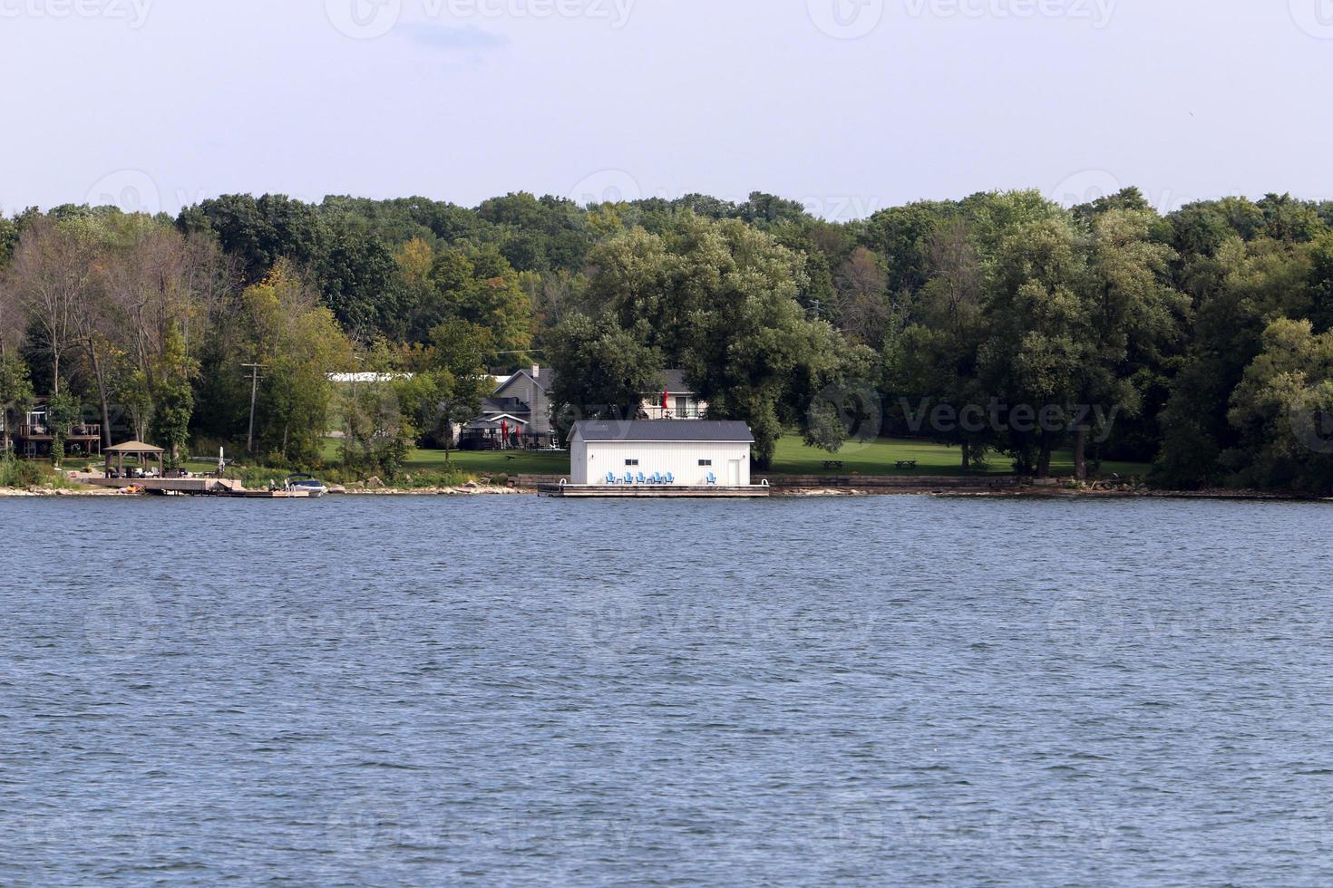 las mil islas es un archipiélago de islas que se extiende a lo largo de la frontera de canadá y los estados unidos a lo largo del st. río lorenzo. foto