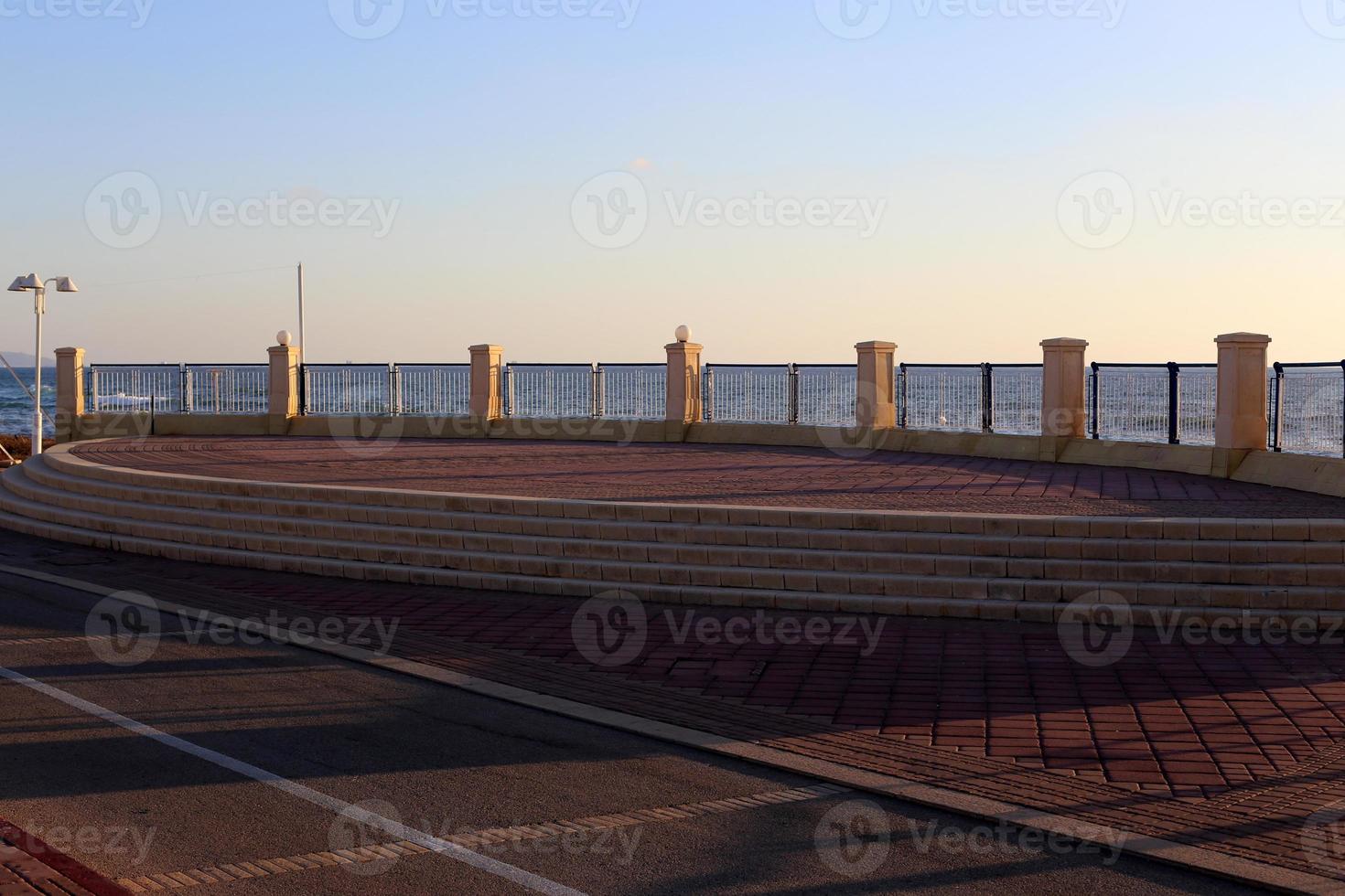 valla en el parque de la ciudad a orillas del mar mediterráneo. foto