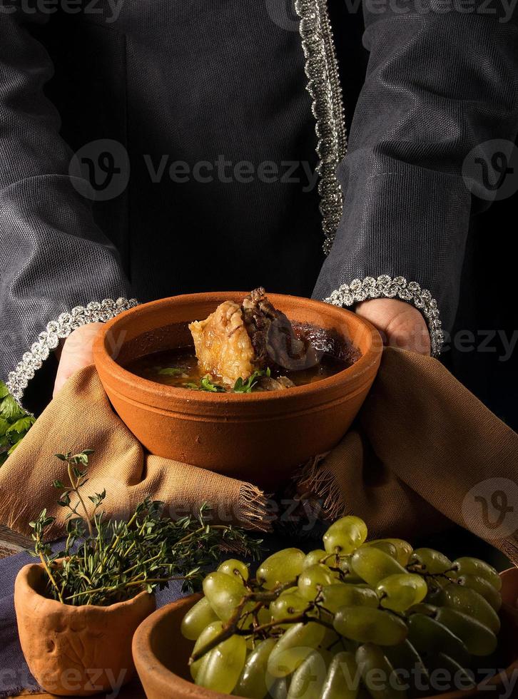 una toma vertical de un chef que sirve un plato gourmet foto