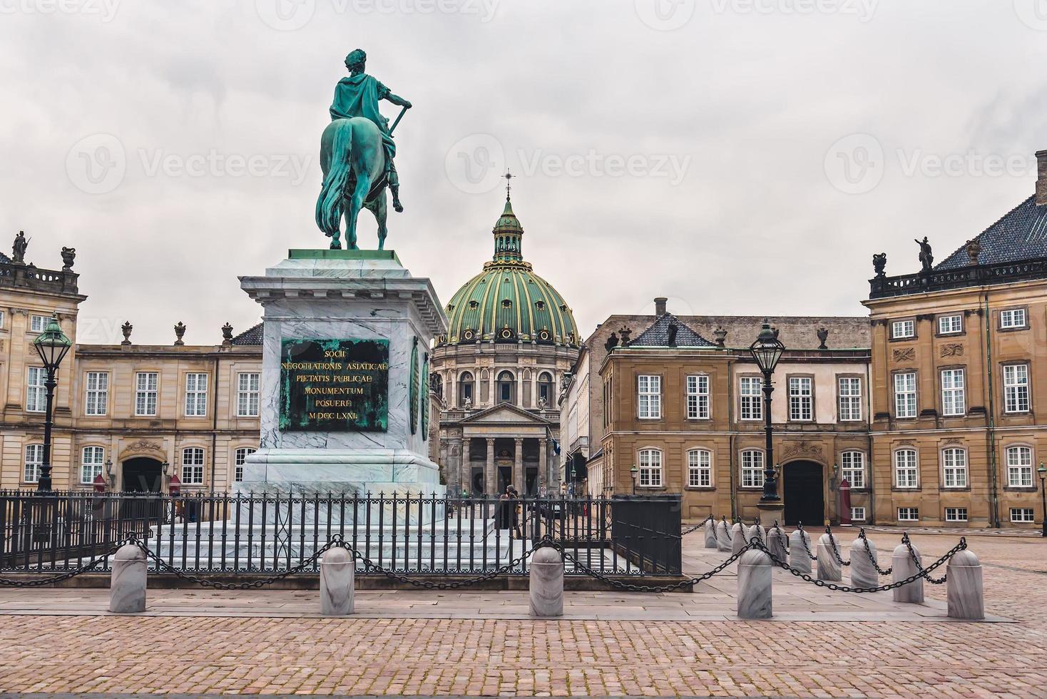 palacio de amalienborg y estatua del rey en copenhague foto