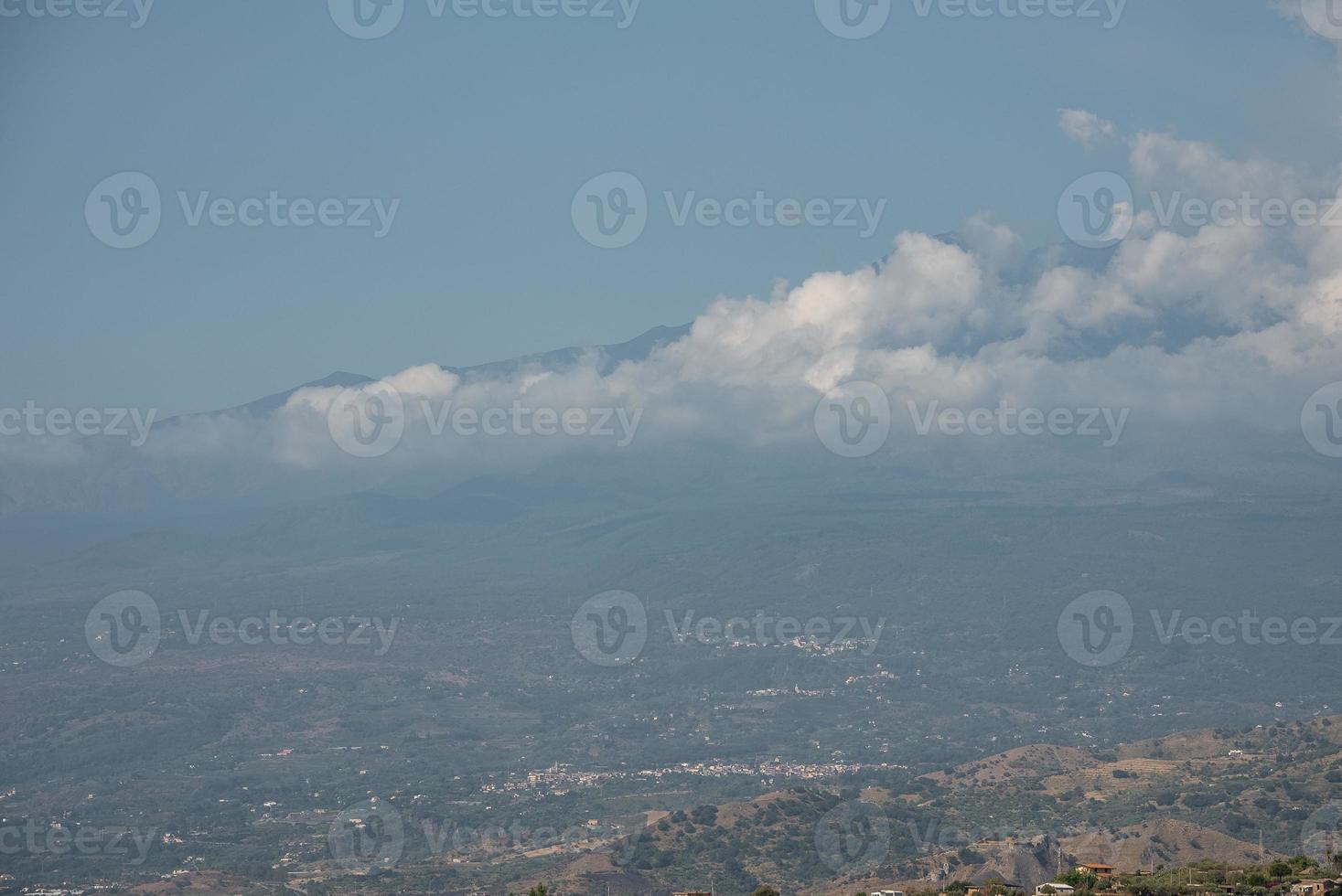 hermoso paisaje con vistas al monte etna volcánico con el cielo de fondo foto