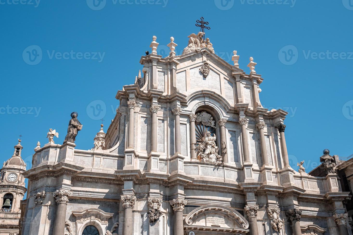 hermosa fachada de la catedral de catania con cielo azul de fondo en verano foto