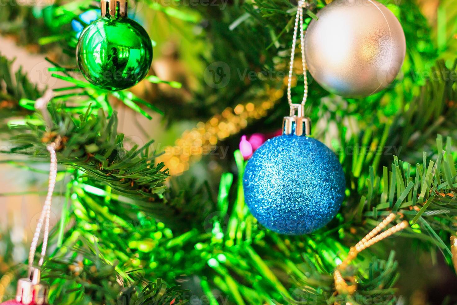 chuchería colorida en el árbol de navidad foto