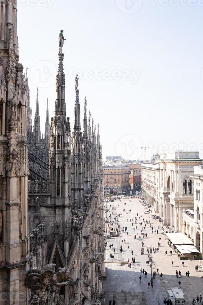 duomo de milano. vista del paisaje urbano en la azotea de la catedral de milán, o catedral-basílica metropolitana de la natividad de santa maría, la iglesia catedral de milán, lombardía, italia foto