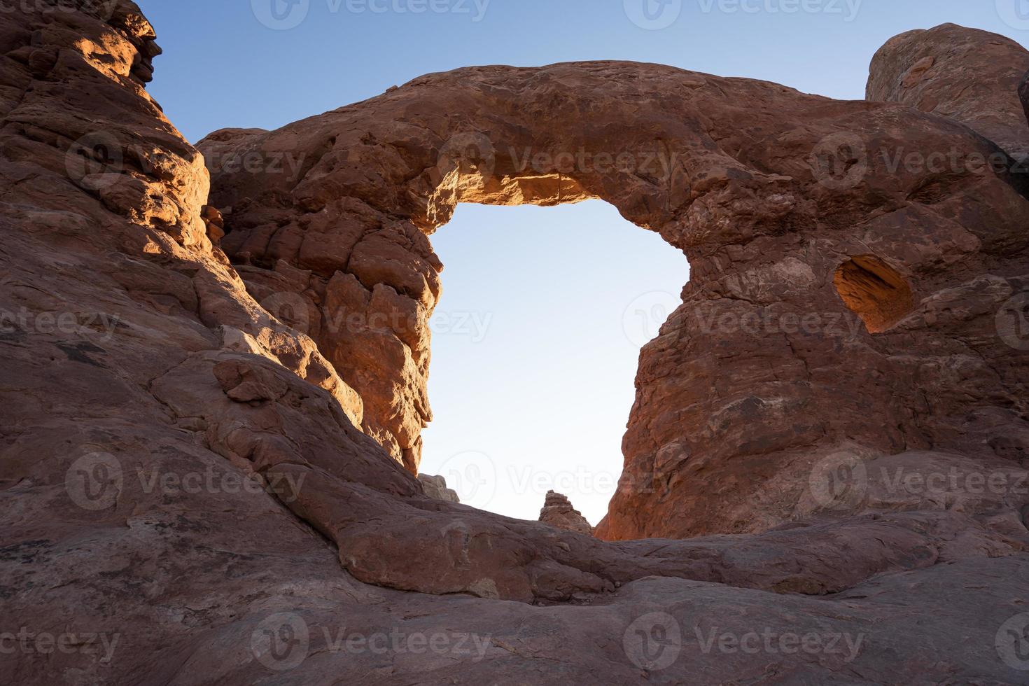 arco de torreta al amanecer en el parque nacional arches foto