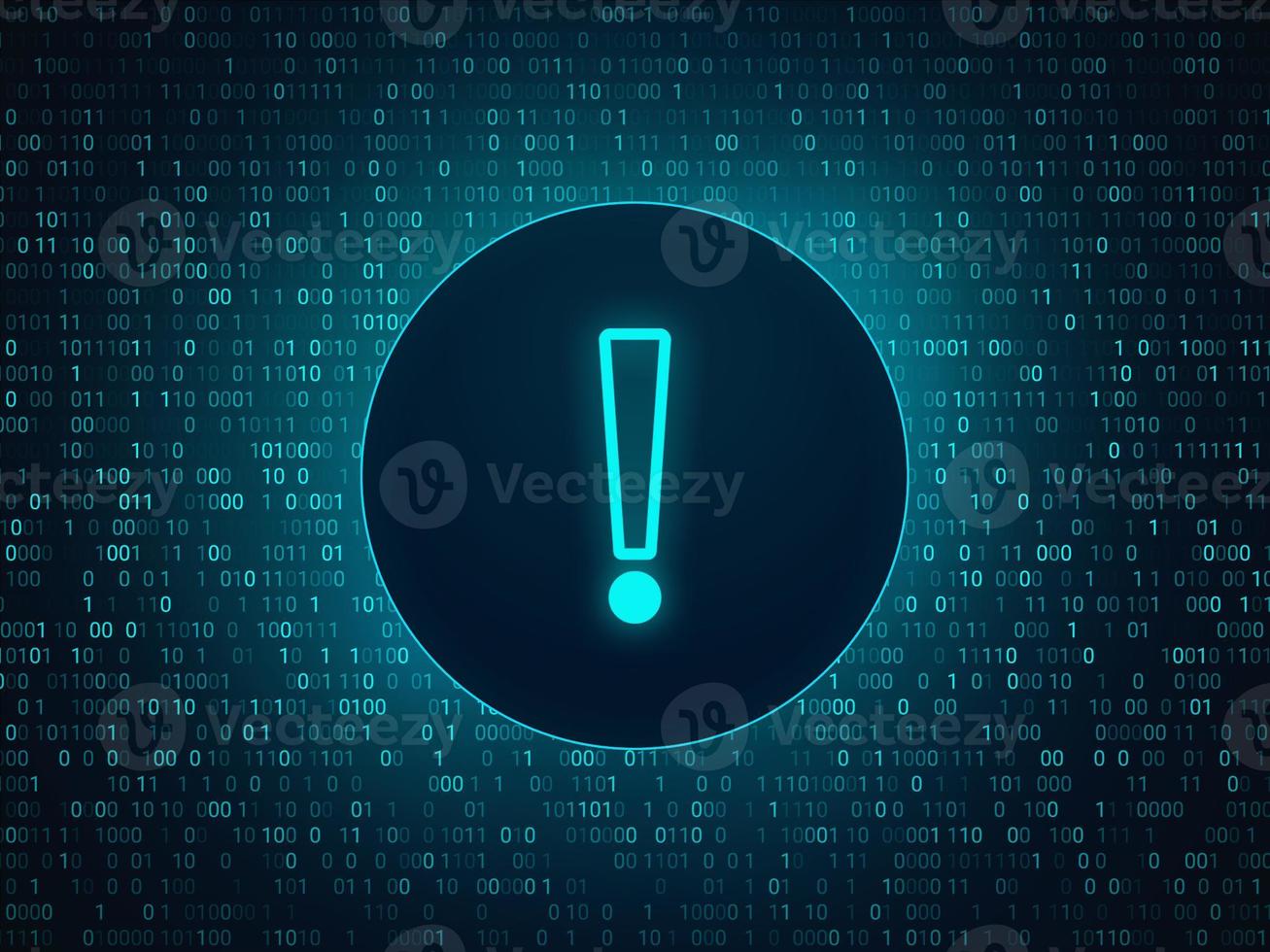 icono de signo de exclamación en el fondo del código binario. foto