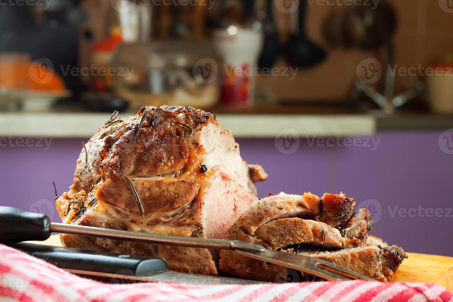 carne de cerdo al horno con especias en tabla de cortar de madera marrón foto