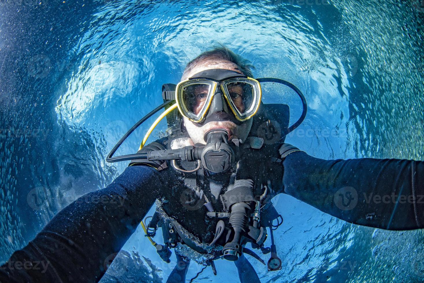 retrato de selfie subacuático de buzo en el océano foto