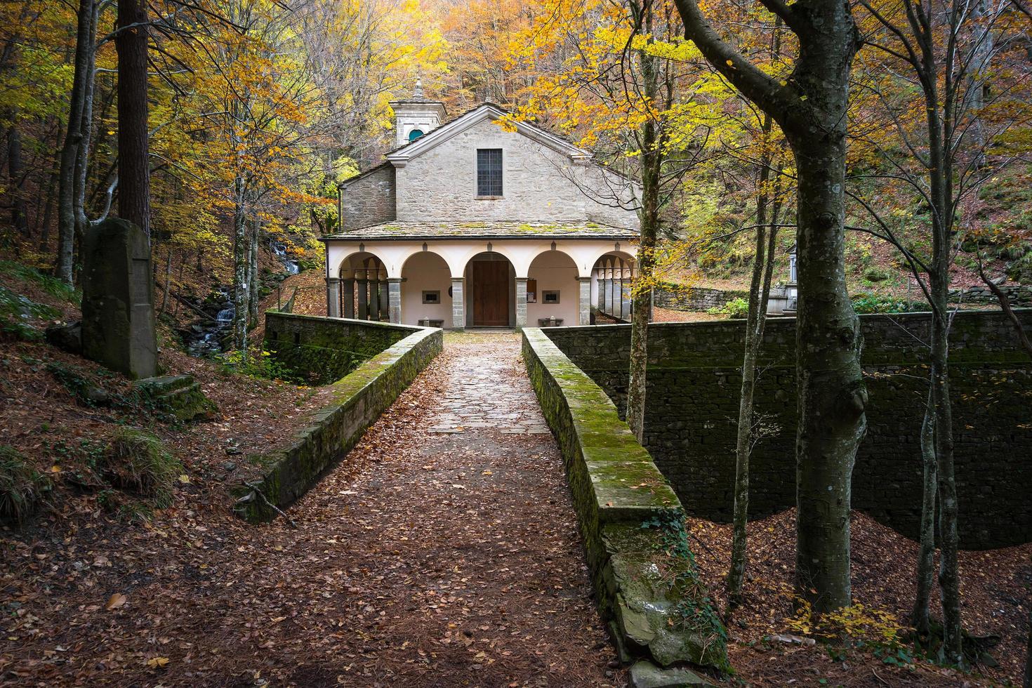 castelluccio,italia-7 de noviembre de 2021-vista del santuario de santa maria del faggio durante la temporada de otoño foto