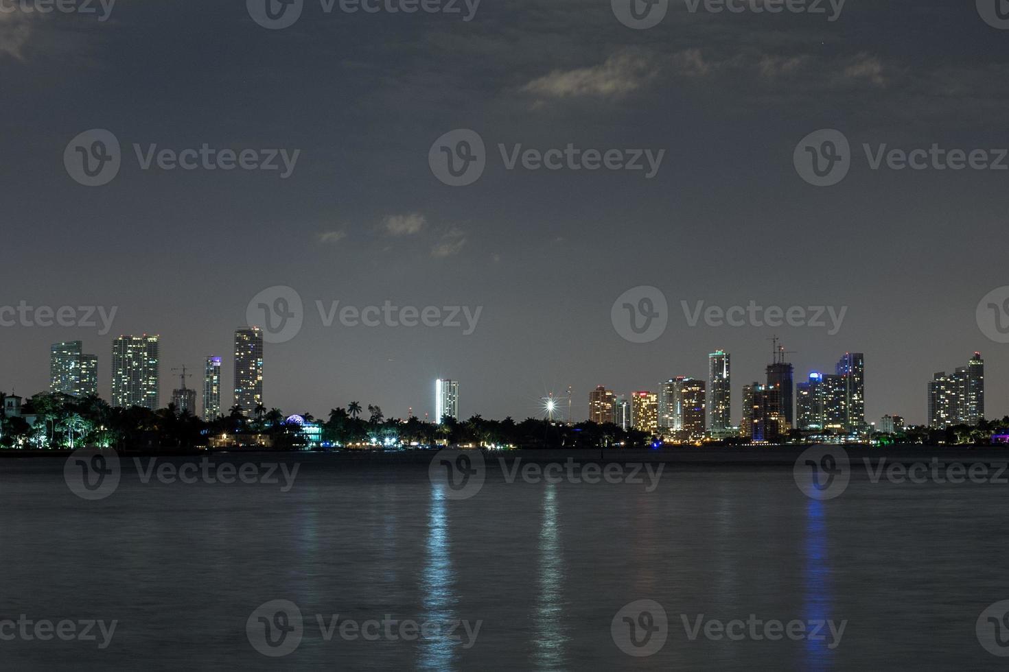 panorama de vista nocturna del centro de miami foto