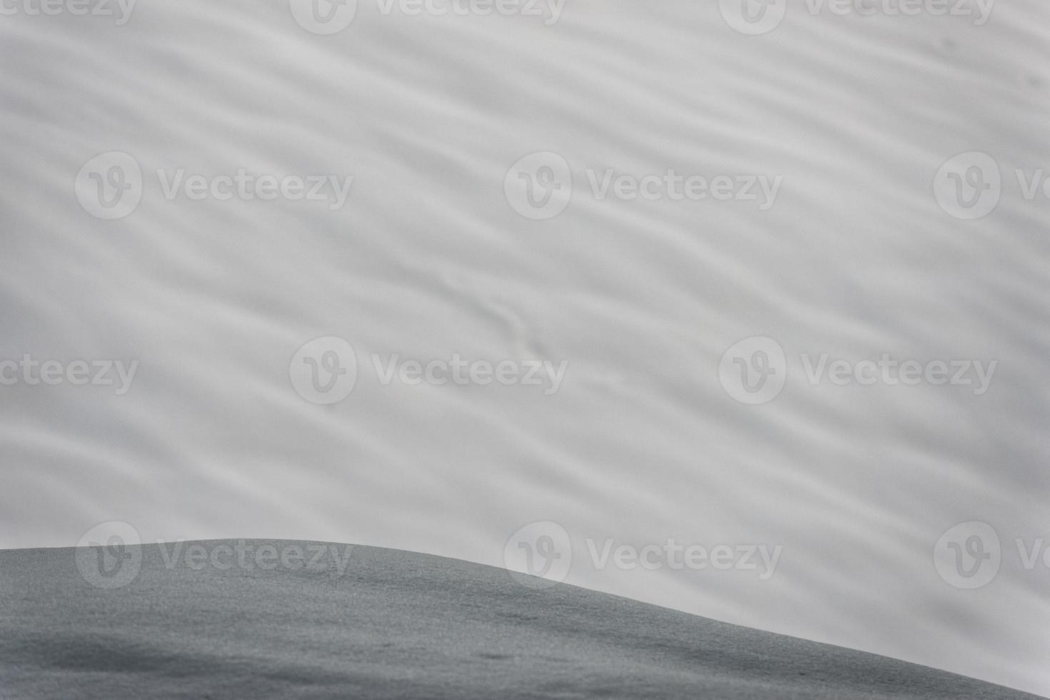 avalancha de nieve blanca en los alpes foto