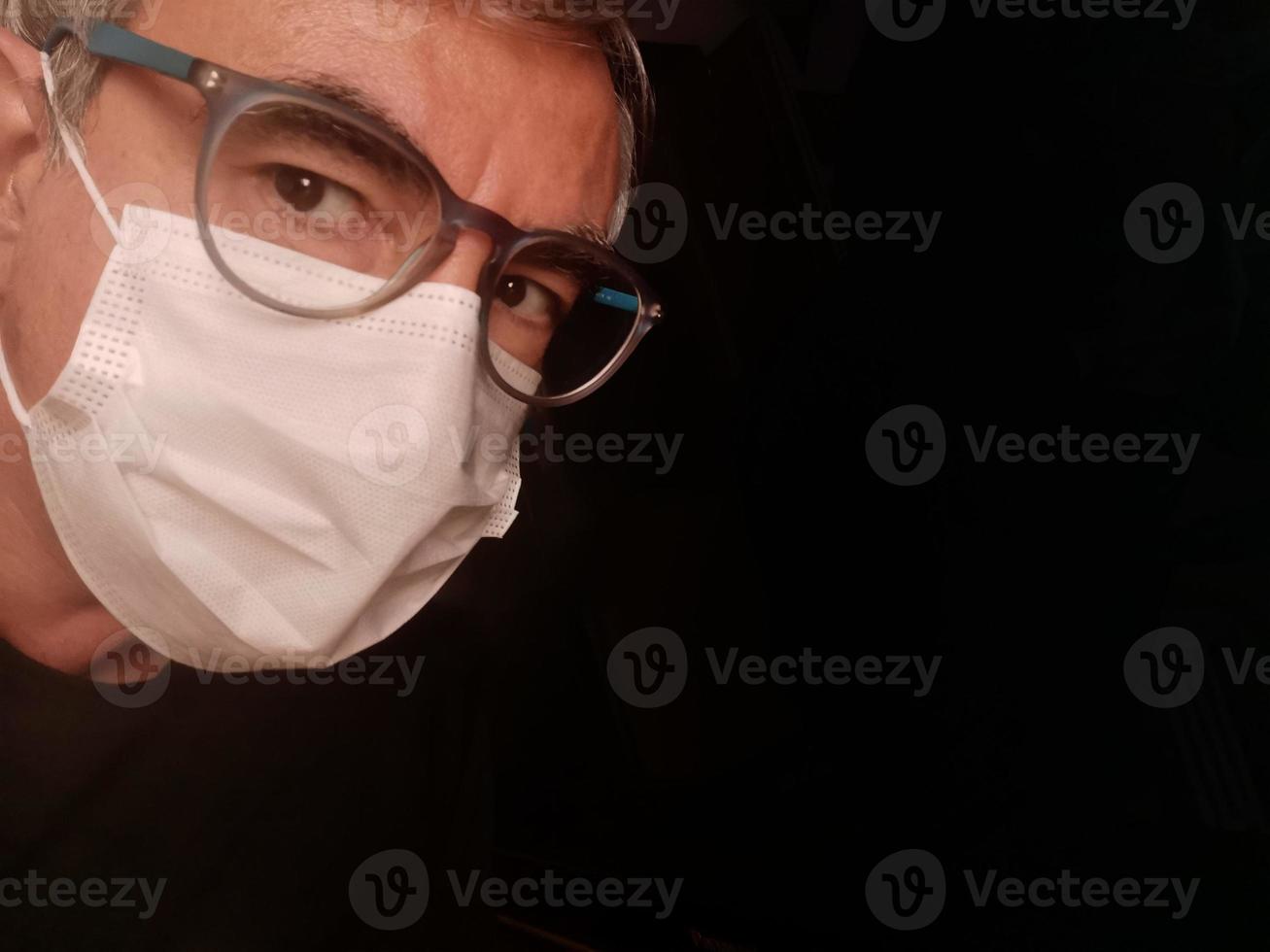 man wearing coronavirus mask photo