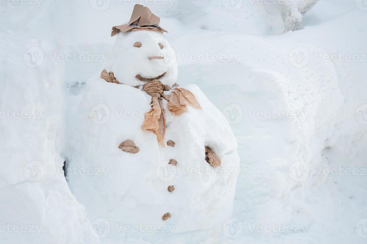 muñeco de nieve sobre fondo blanco de nieve foto