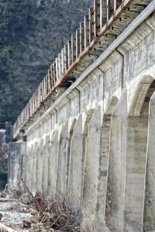 viejos arcos de puente de cemento foto