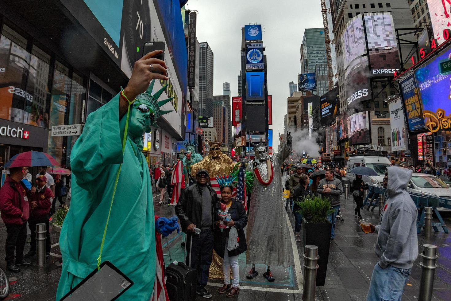 nueva york - estados unidos 22 de abril de 2017 times square estatua humana de la libertad foto