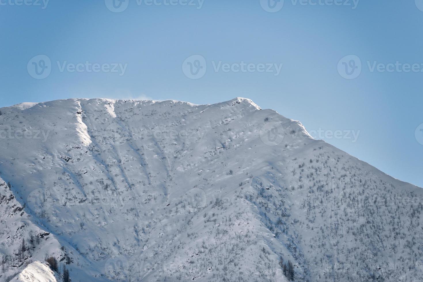 Alpes de montaña italianos en invierno foto