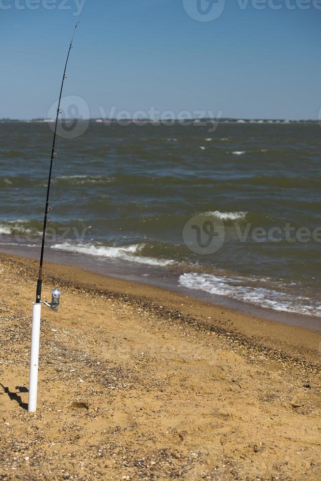 caña de pescar en la playa foto