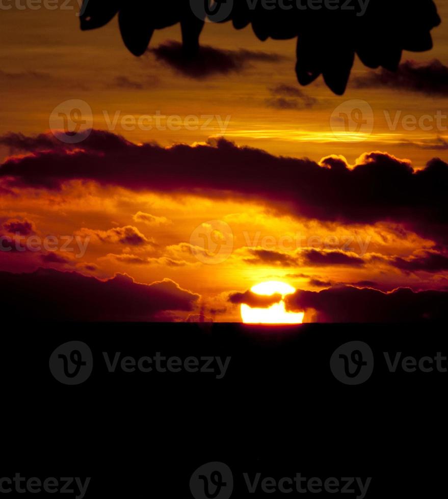 una maravillosa puesta de sol en la playa de arena paradisíaca tropical foto