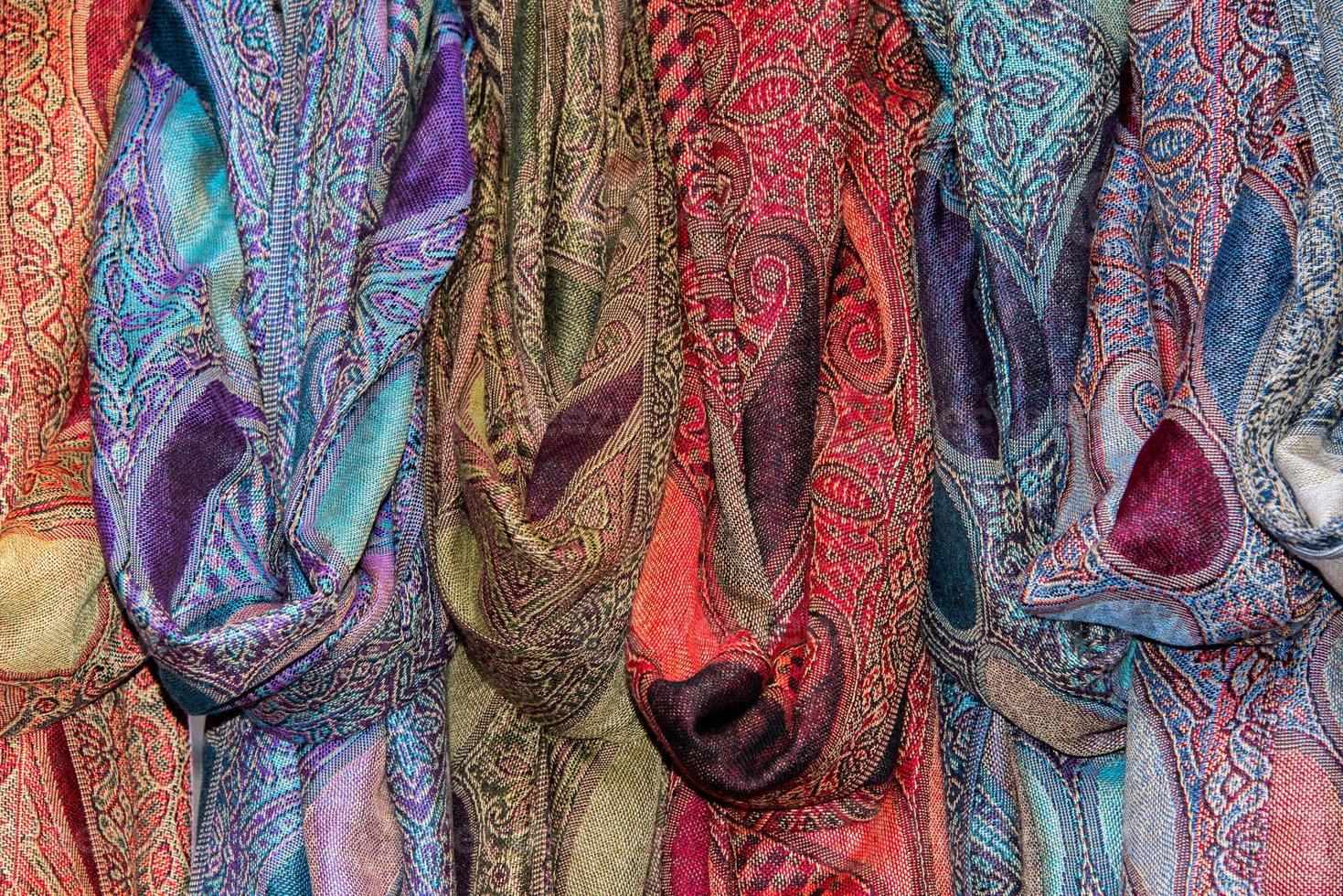 detalle de tela de seda de diferentes colores foto