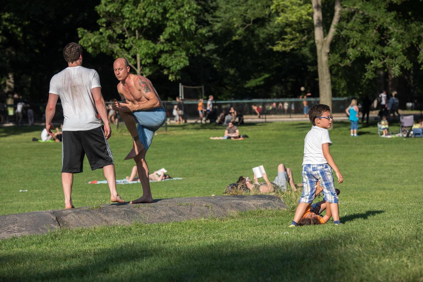 Nueva York - Estados Unidos - 14 de junio de 2015 personas en Central Park el domingo soleado foto