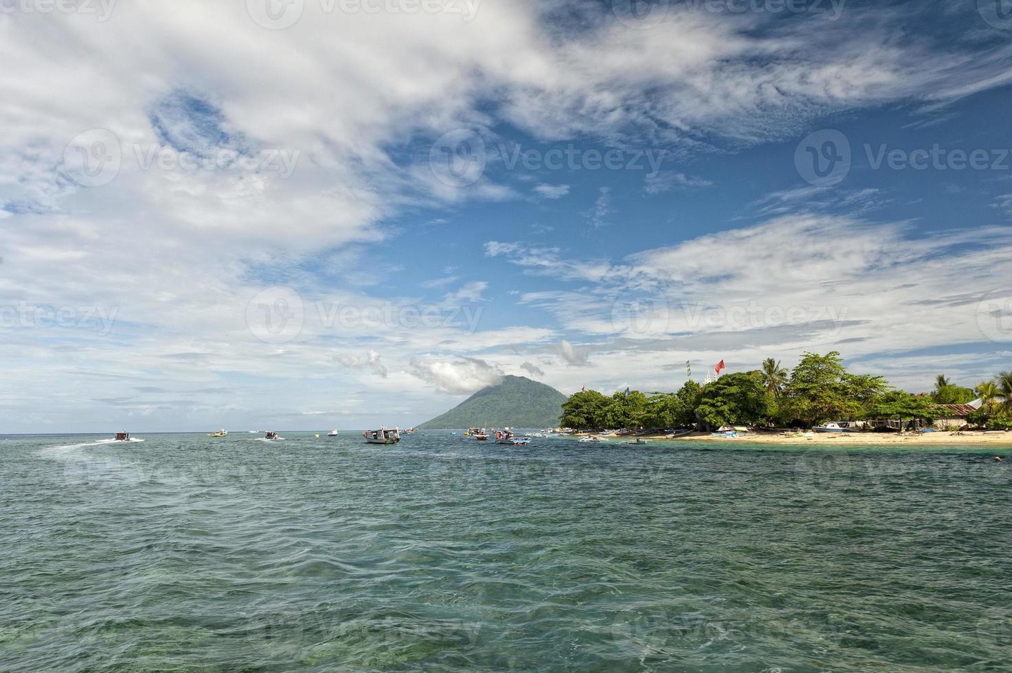 pueblo de pescadores de indonesia foto