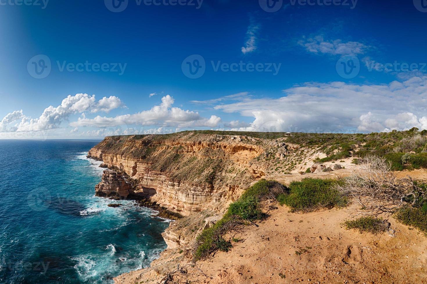 acantilados de la costa de Kalbarri Batavia en el océano foto