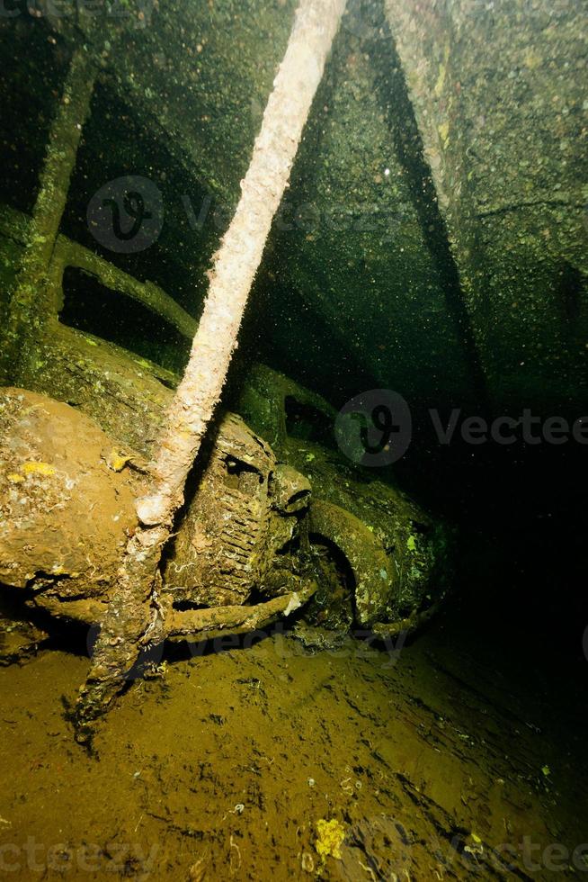 viejo coche dentro de la ii guerra mundial barco naufragio foto