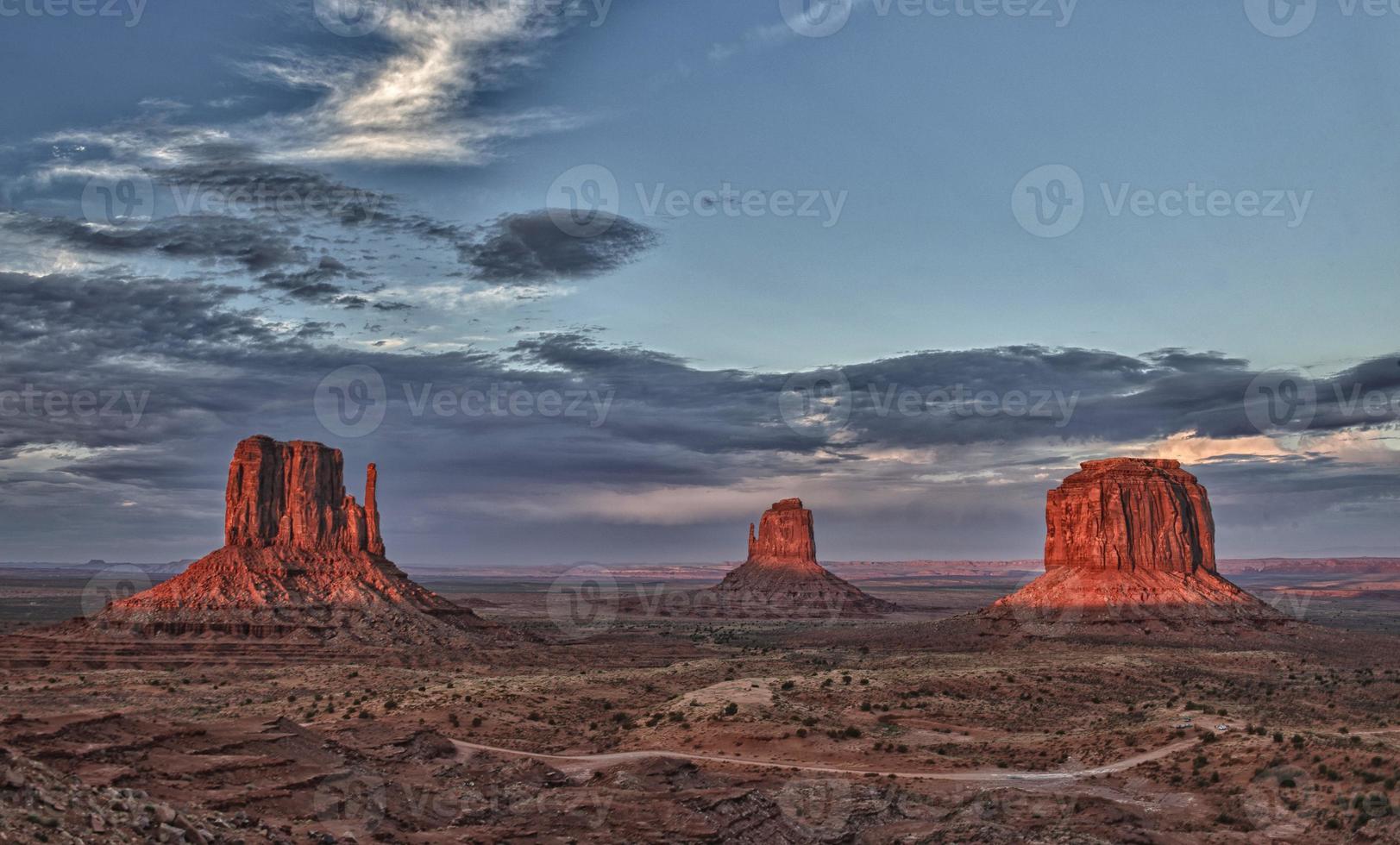 vista del valle del monumento arizona al atardecer foto