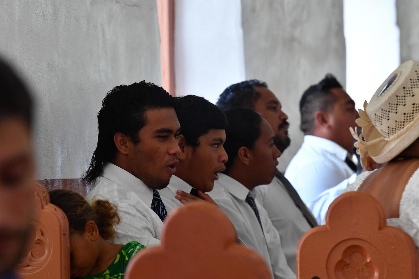 aitutaki, isla cook - 27 de agosto de 2017 - gente local en la misa foto