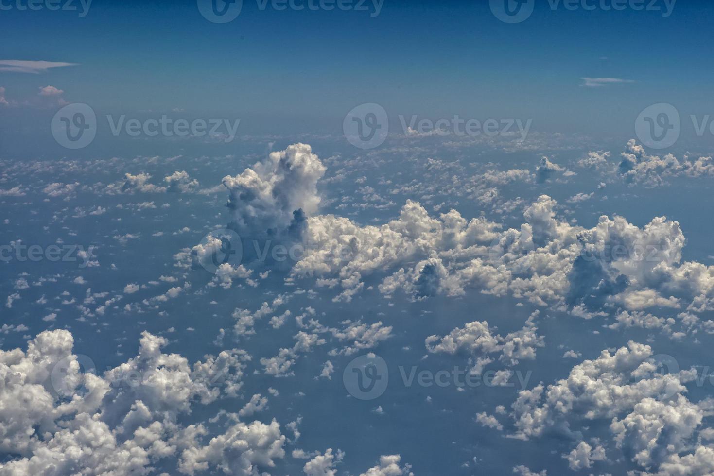 nubes en el cielo avion foto