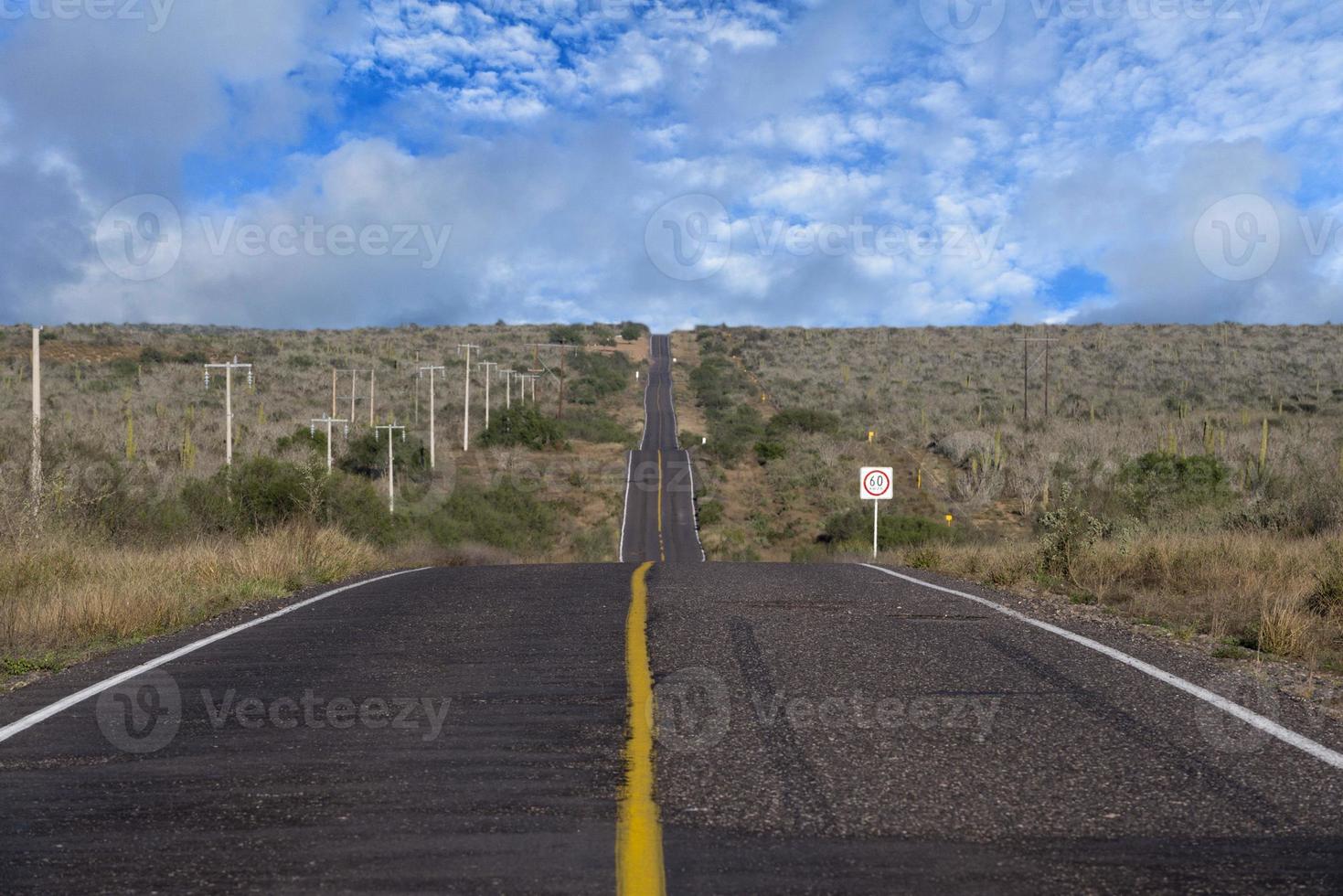 camino californiano del desierto al atardecer foto