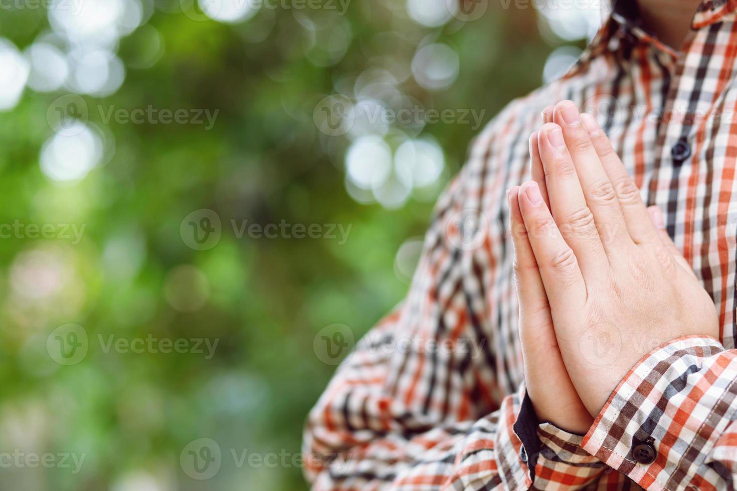 hombres con manos para orar al señor foto
