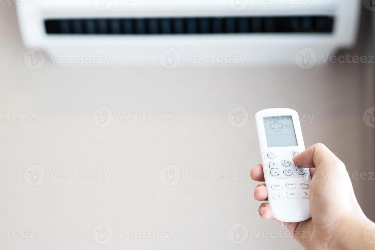 Turn on the air conditioner at 25 degrees Celsius to save electricity