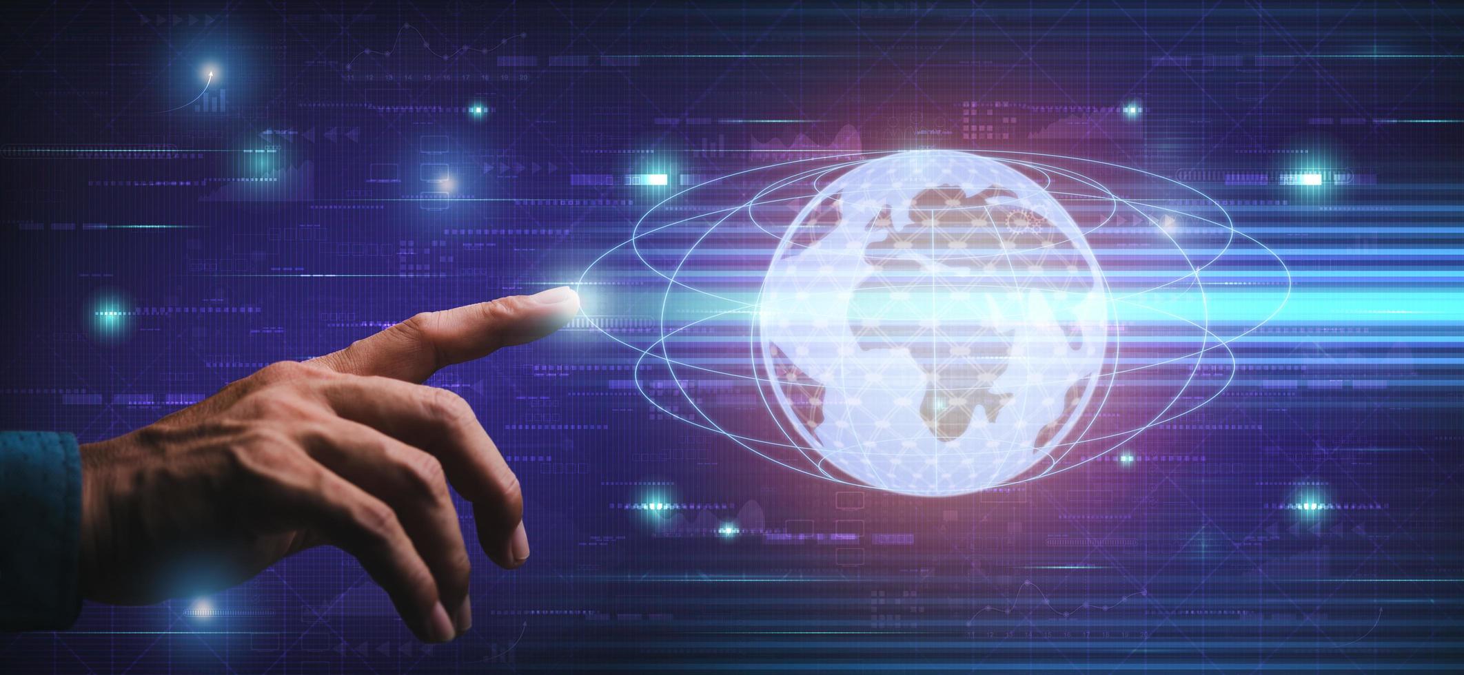 hombre de negocios que señala el icono del globo que muestra la conexión de la red de tecnología del ciberespacio global, la comunicación y el desarrollo de negocios de datos de Internet, el análisis de grandes datos, la innovación financiera y la inversión foto