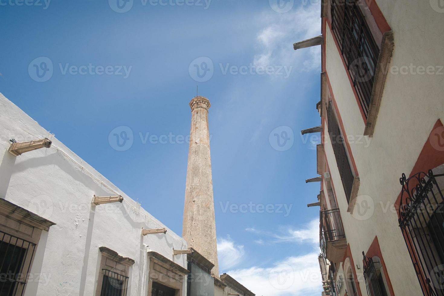 torre antigua en las calles de san jose iturbide guanajuato foto
