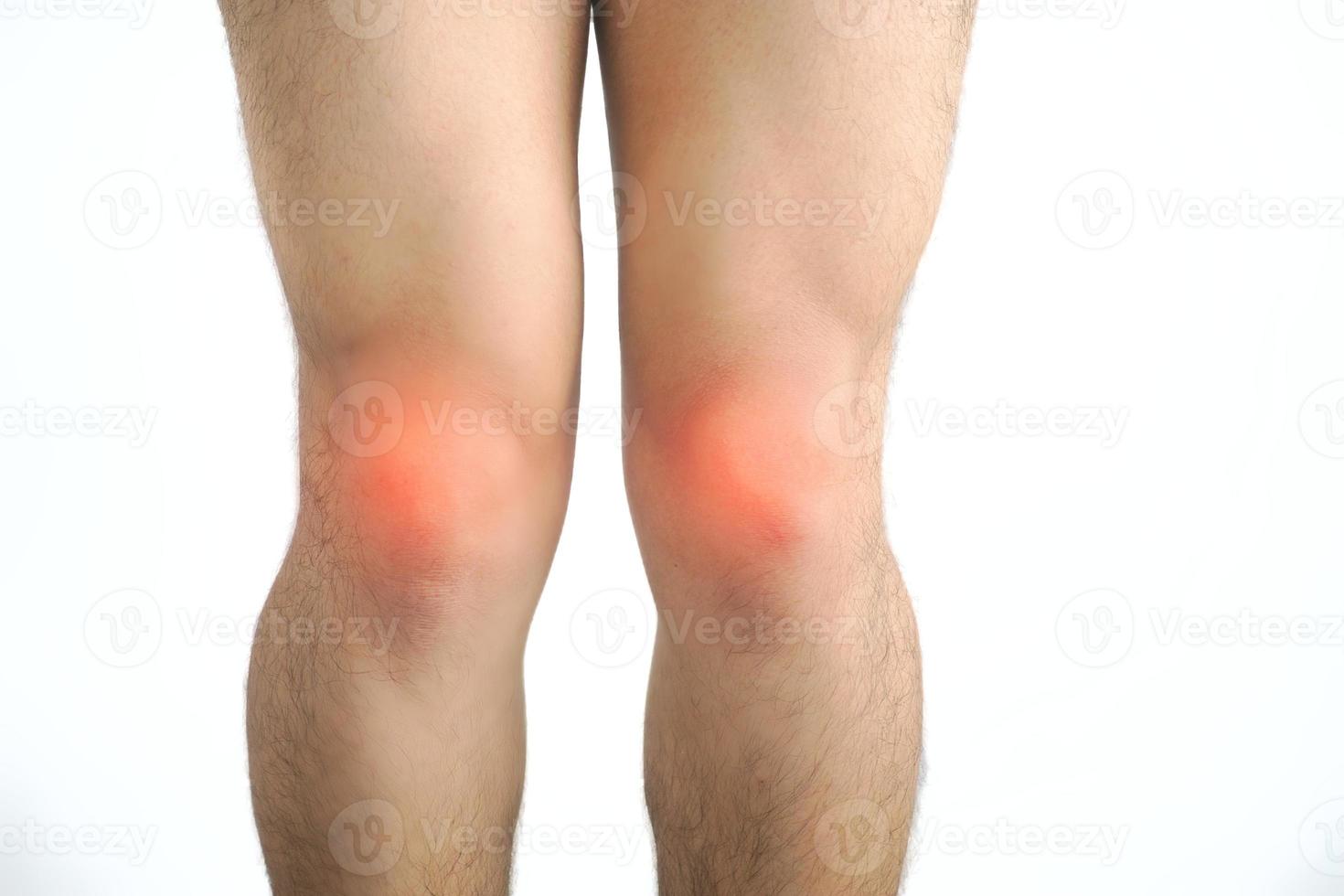 hombre con dolor de rodilla y copyspace foto