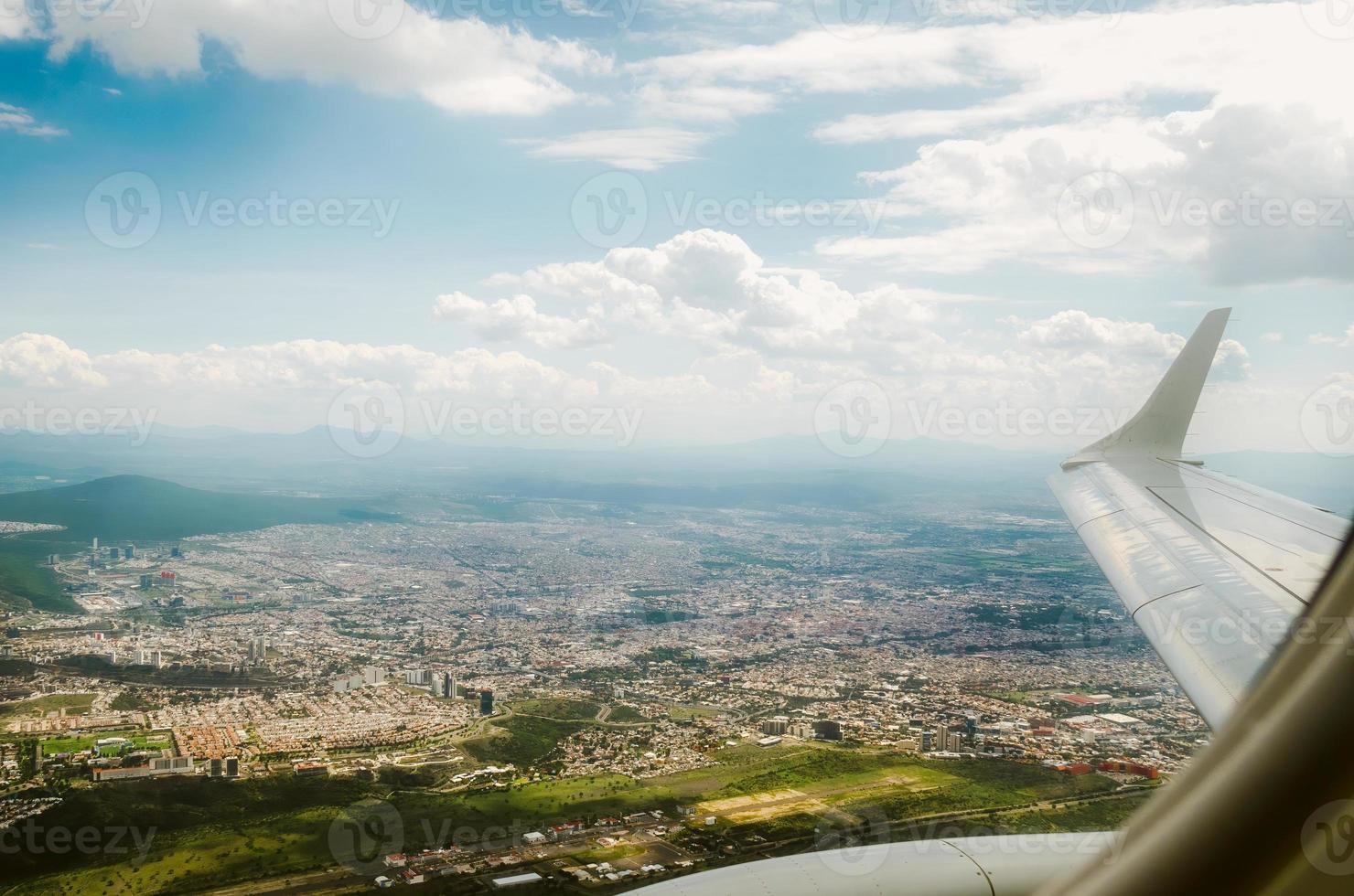 ciudad de méxico vista desde las alturas con zonas urbanas y zona de aterrizaje de aviones foto