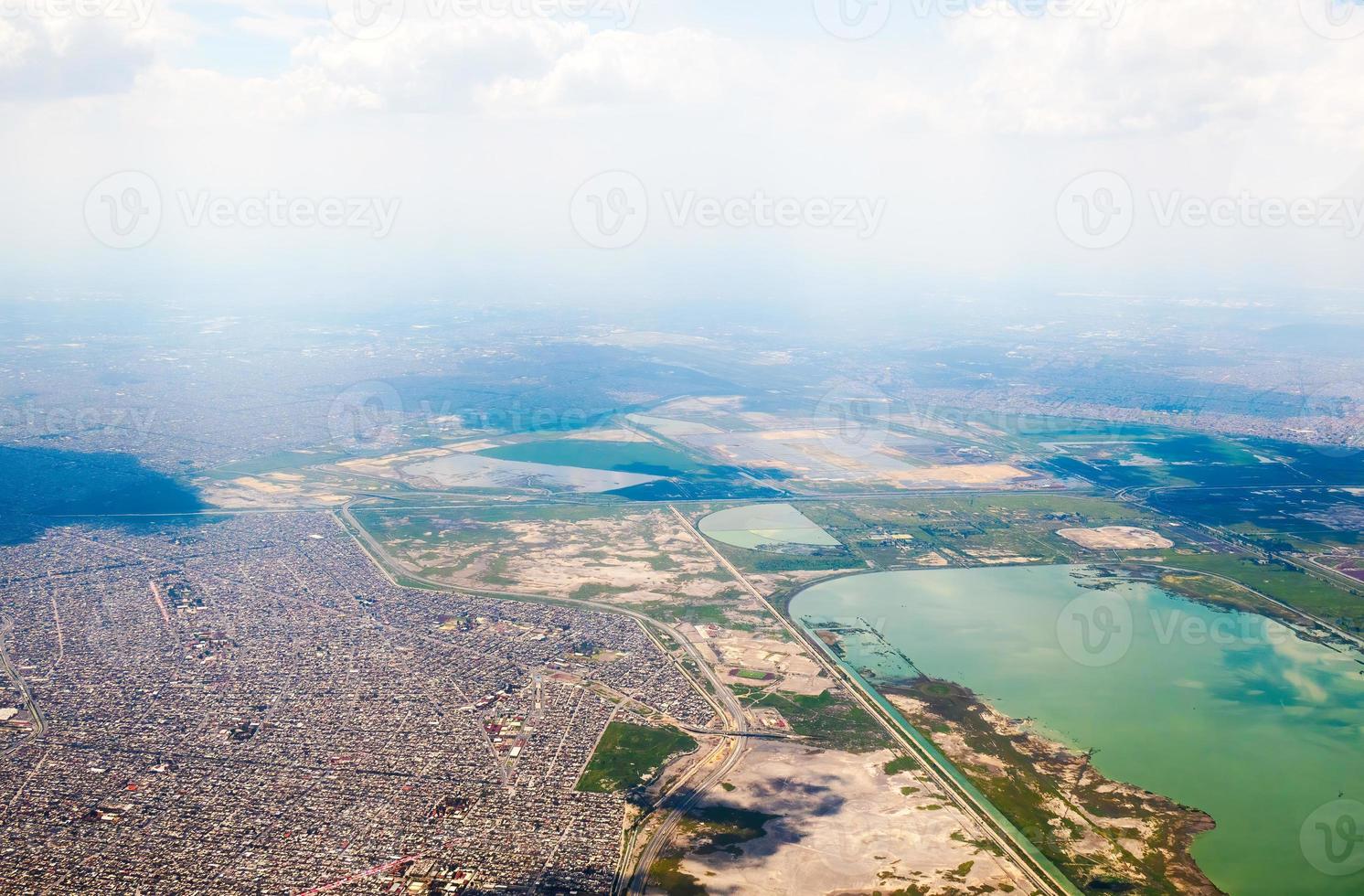 ciudad de méxico vista desde las alturas con zonas urbanas y zona de aterrizaje de aviones foto