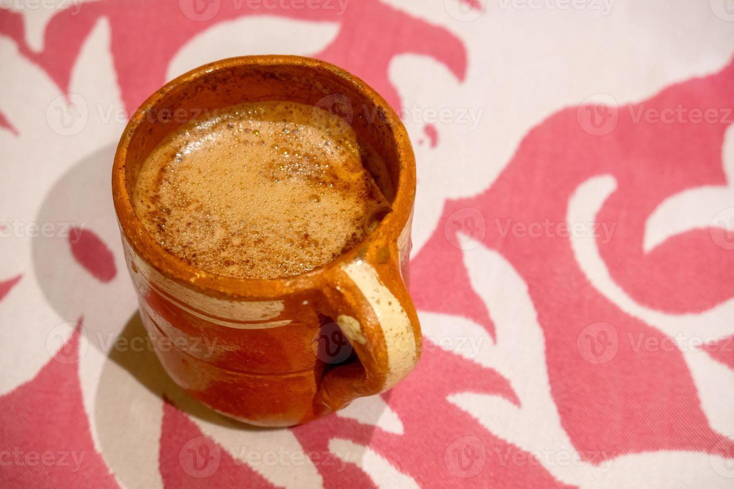 jarra mexicana con chocolate caliente tradicional con copyspace foto