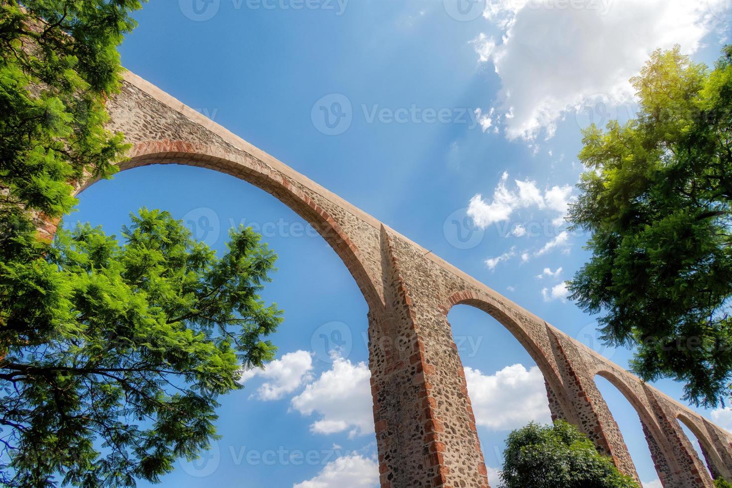 Premium image with copyspace of the arches of queretaro in mexico photo